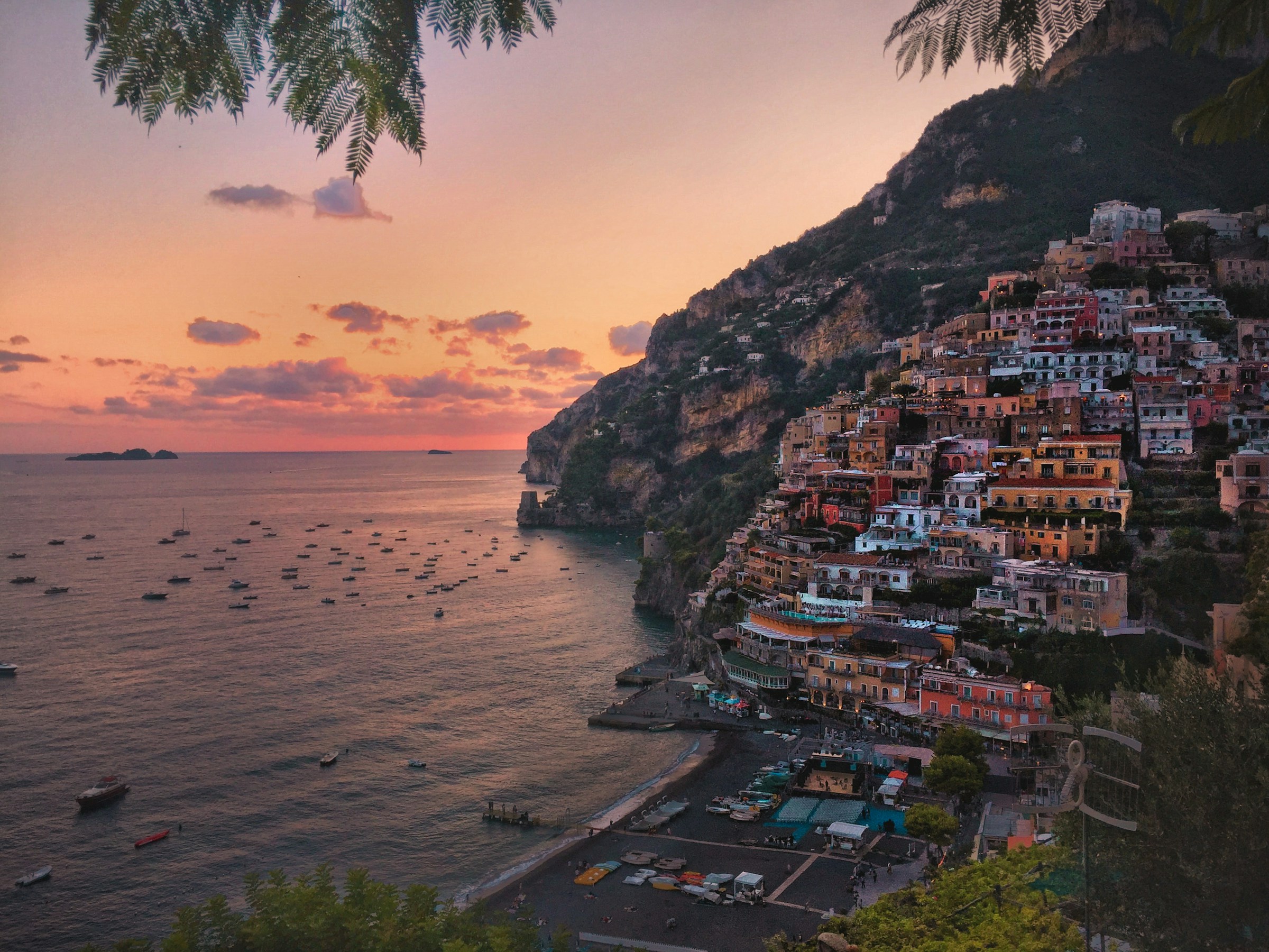 Amalfi kıyılarında Positano ve Akdeniz